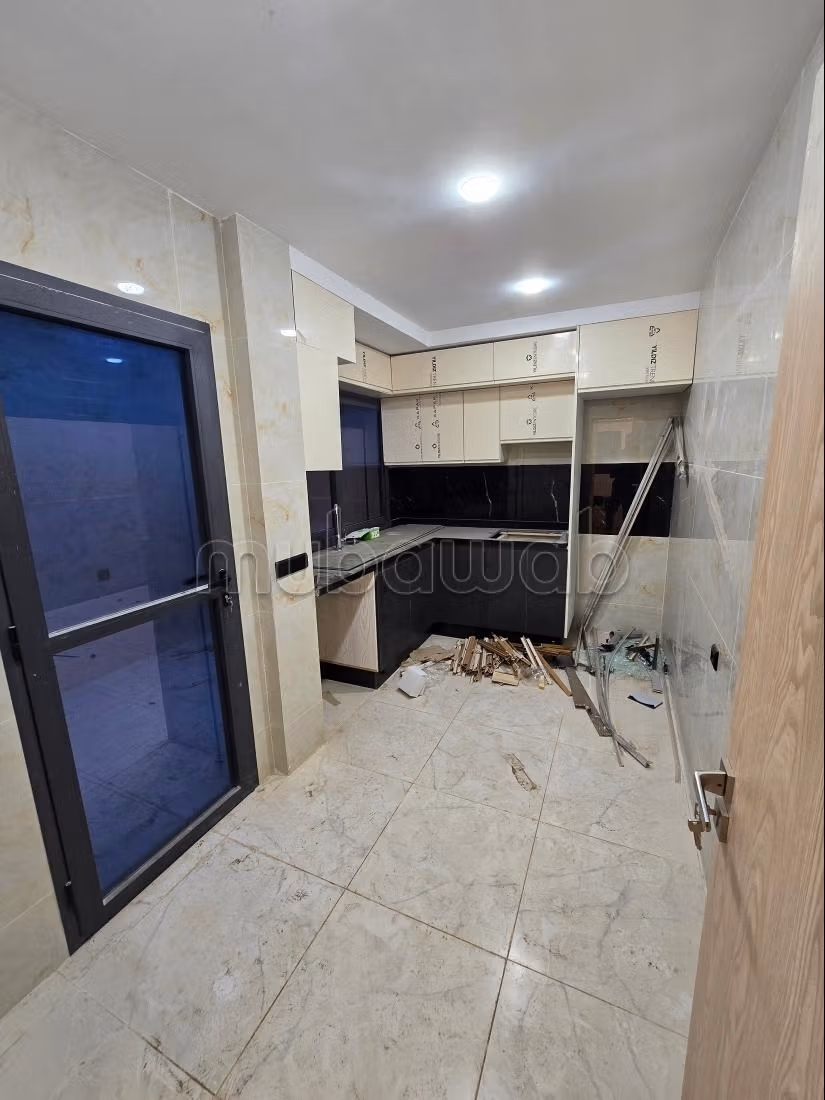 Se vende piso. 2 habitaciones. Puerta pesada, salón tradicional