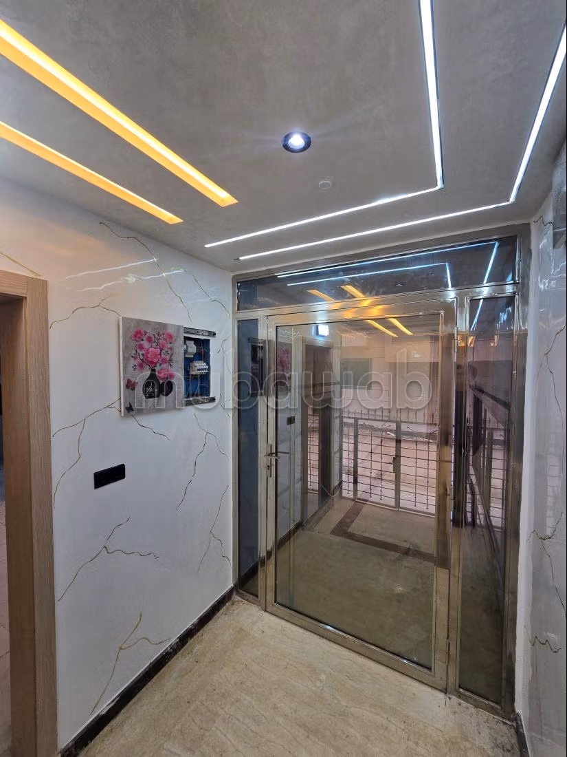 Se vende piso. 2 habitaciones. Puerta pesada, salón tradicional