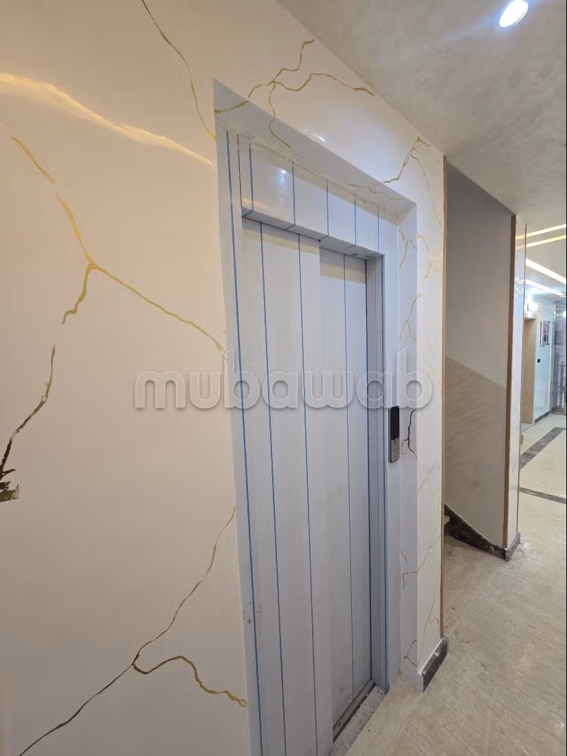 Se vende piso. 2 habitaciones. Puerta pesada, salón tradicional