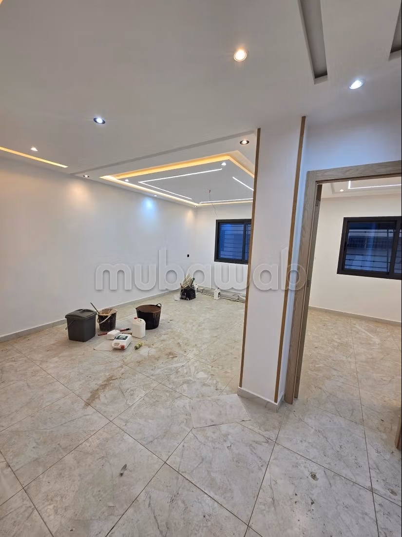 Se vende piso. 2 habitaciones. Puerta pesada, salón tradicional