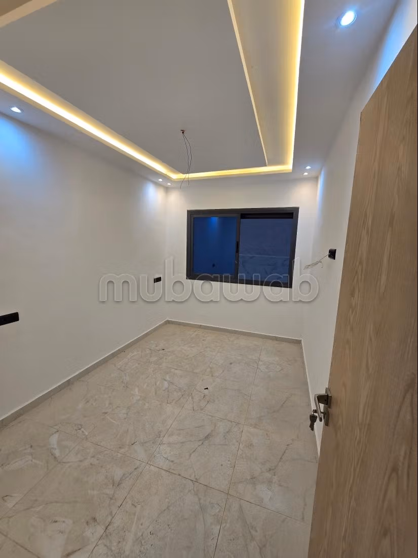 Se vende piso. 2 habitaciones. Puerta pesada, salón tradicional