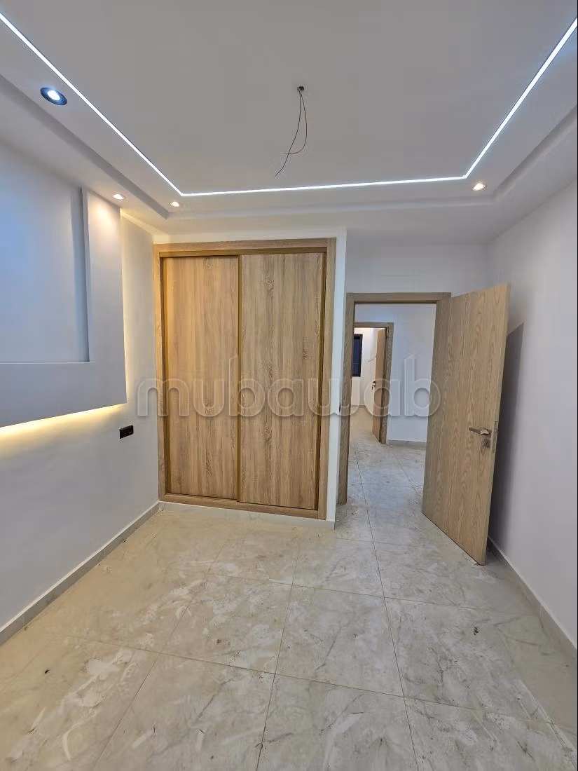 Se vende piso. 2 habitaciones. Puerta pesada, salón tradicional