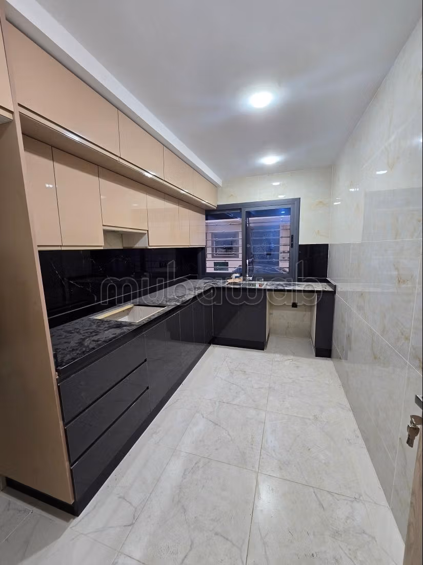 Se vende piso. 2 habitaciones. Puerta pesada, salón tradicional
