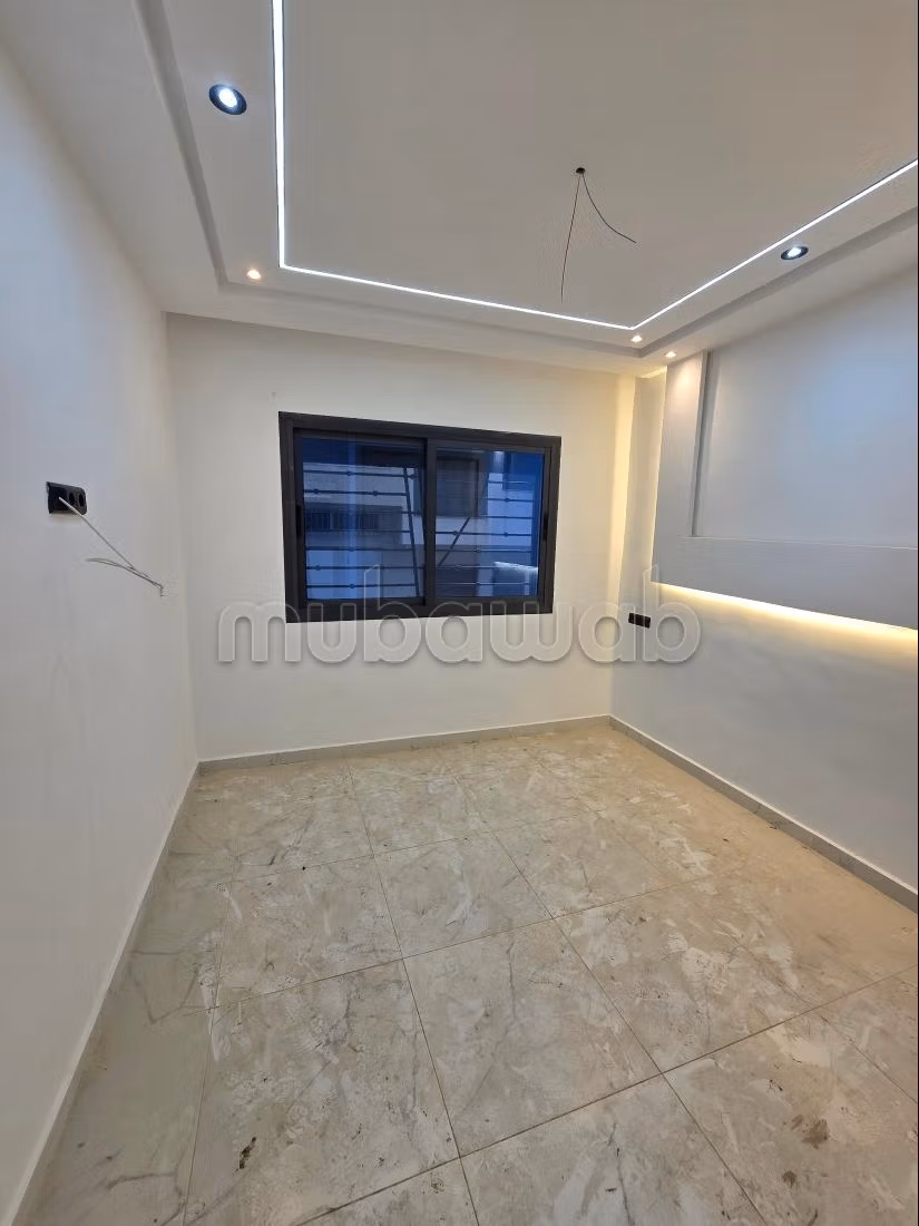 Se vende piso. 2 habitaciones. Puerta pesada, salón tradicional