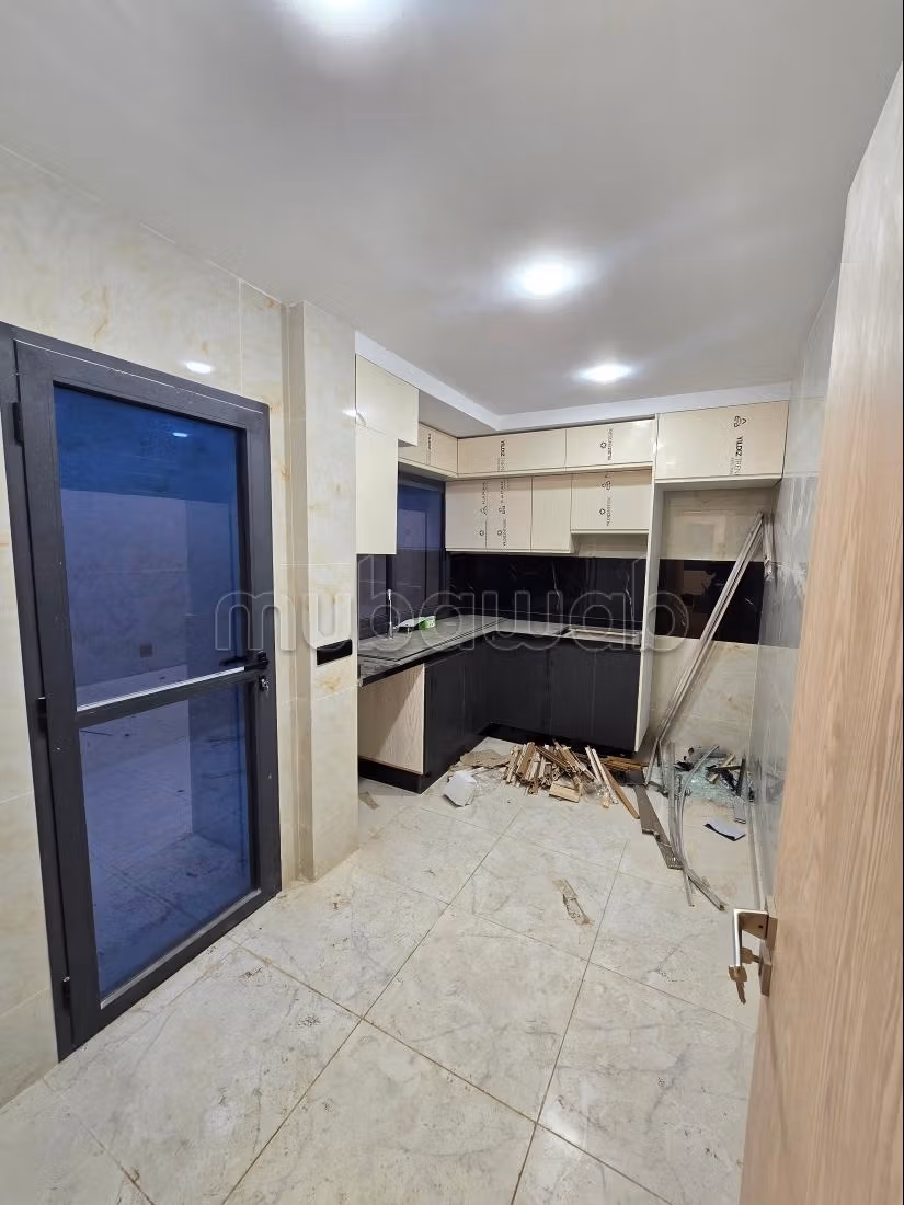 Se vende piso. 2 habitaciones. Puerta pesada, salón tradicional