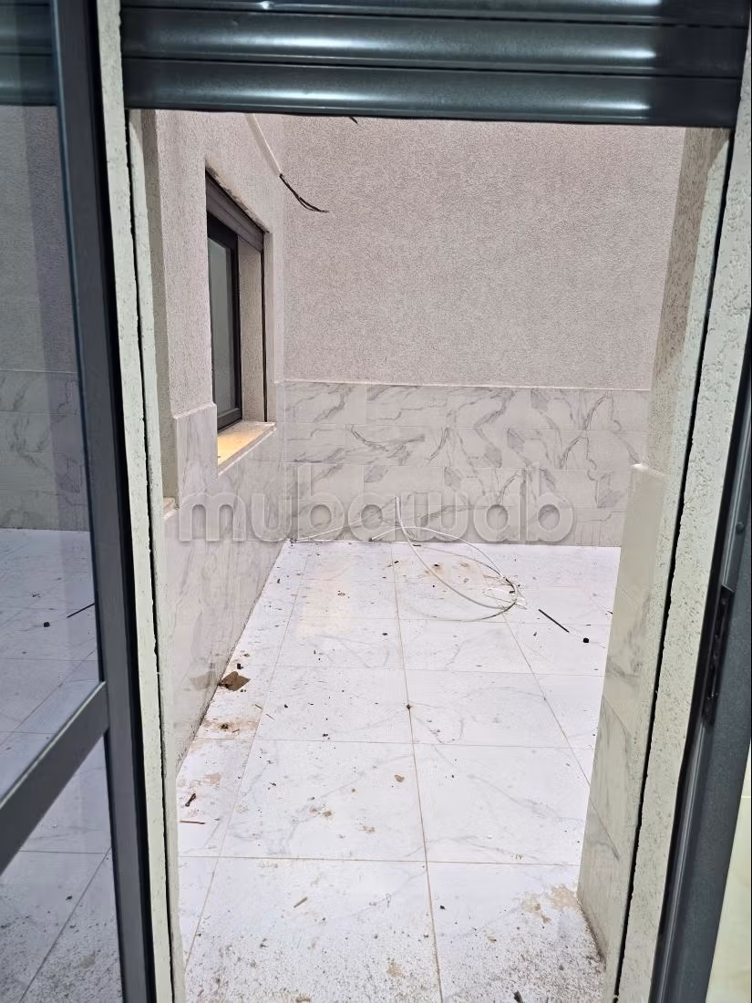 Se vende piso. 2 habitaciones. Puerta pesada, salón tradicional