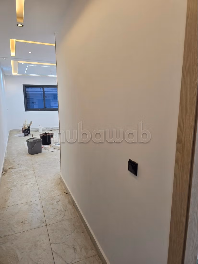 Se vende piso. 2 habitaciones. Puerta pesada, salón tradicional