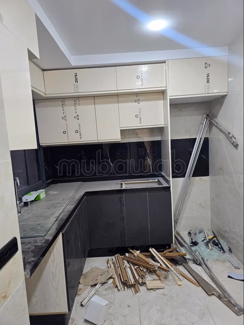 Se vende piso. 2 habitaciones. Puerta pesada, salón tradicional