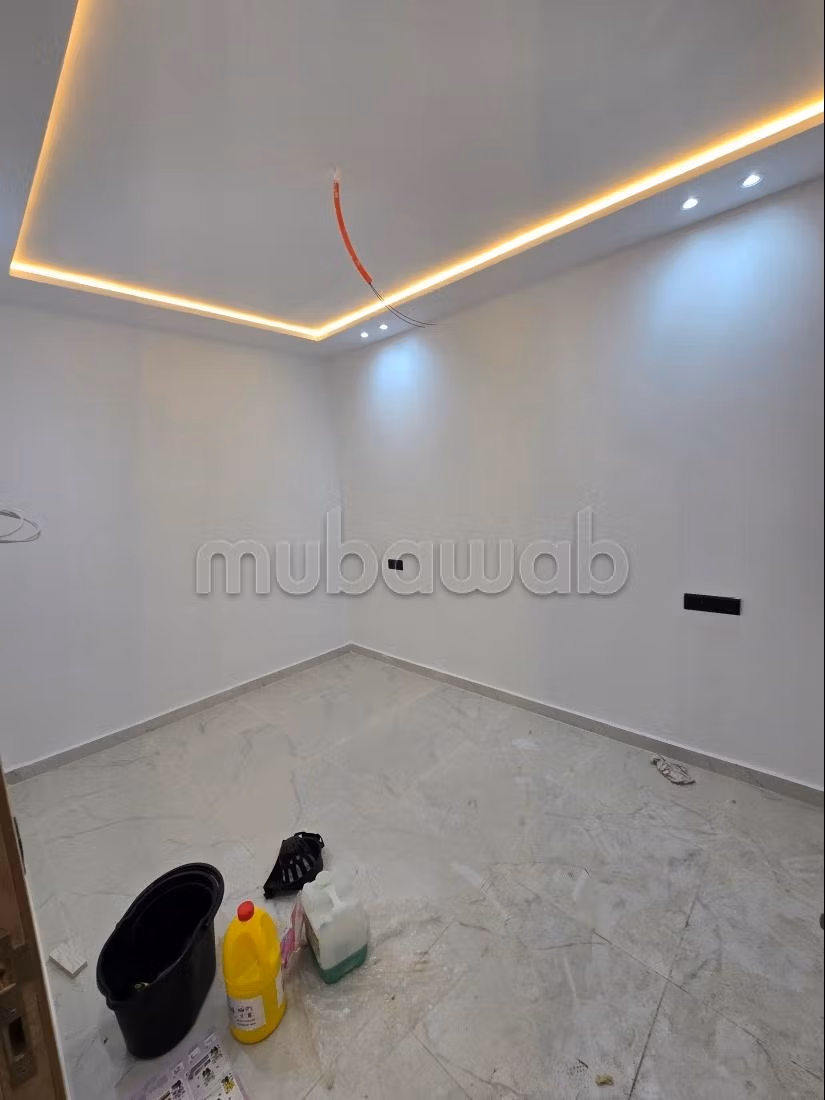 Se vende piso. 2 habitaciones. Puerta pesada, salón tradicional