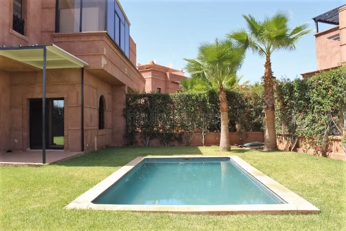 Villa de trois chambres dans un domaine