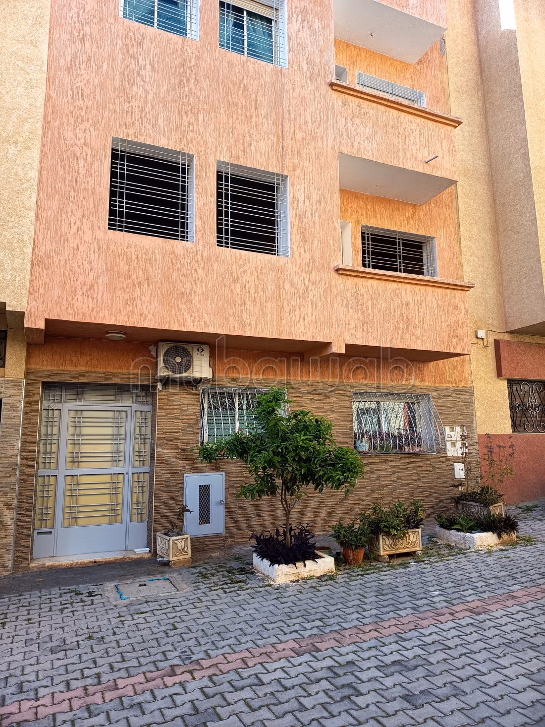 Superbe appartement à vendre à Wifak.
Superficie 68 m².
Porte blindée, salon marocain — 3