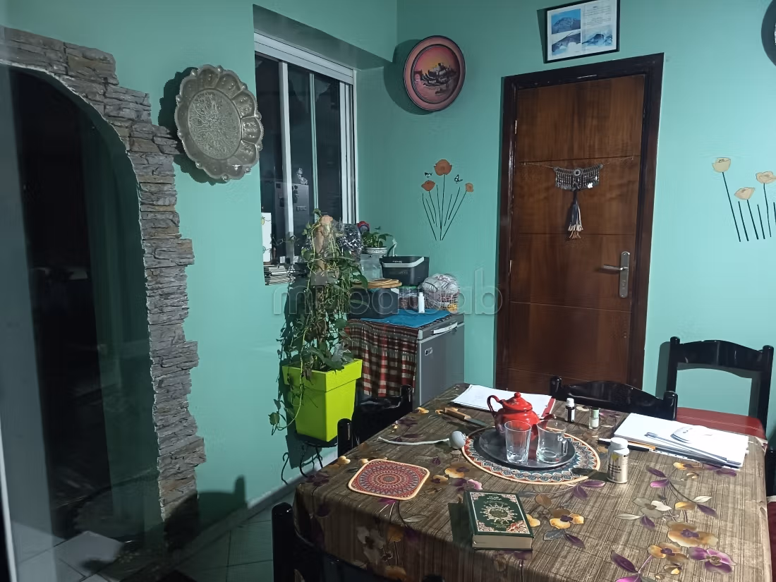 Superbe appartement à vendre à Wifak.
Superficie 68 m².
Porte blindée, salon marocain — 4