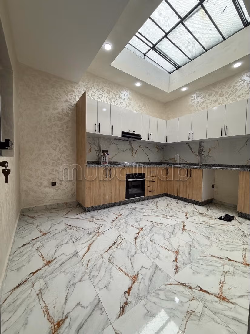 Piso en venta. Área total 90 m². Puerta pesada, salón tradicional