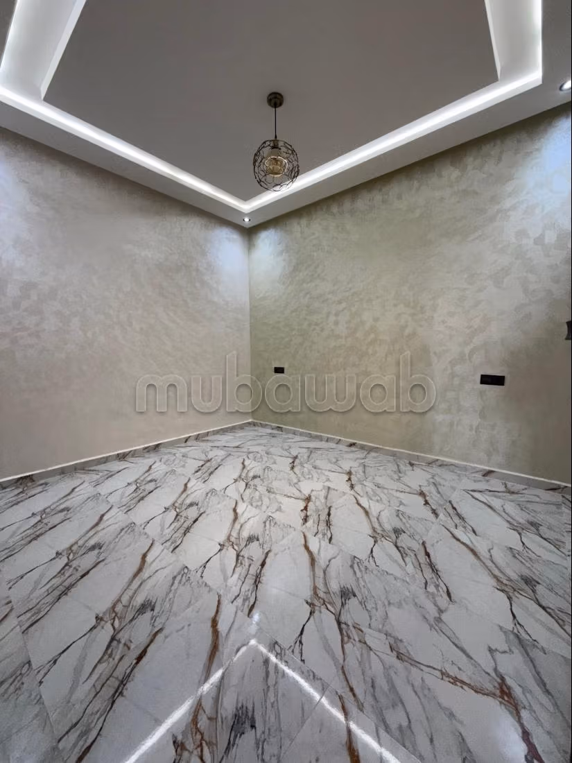 Piso en venta. Área total 90 m². Puerta pesada, salón tradicional