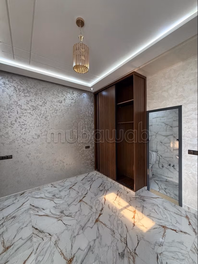 Piso en venta. Área total 90 m². Puerta pesada, salón tradicional