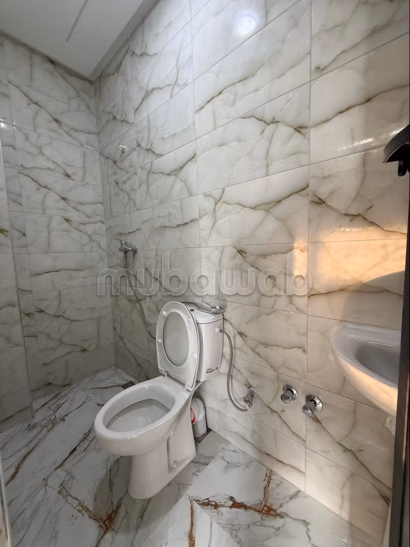 Piso en venta. Área total 90 m². Puerta pesada, salón tradicional