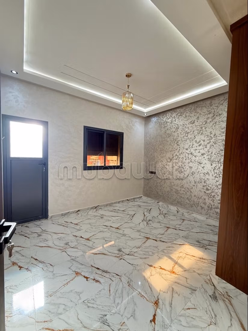 Piso en venta. Área total 90 m². Puerta pesada, salón tradicional