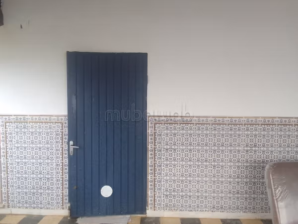 Senia situata con una casa di campagna