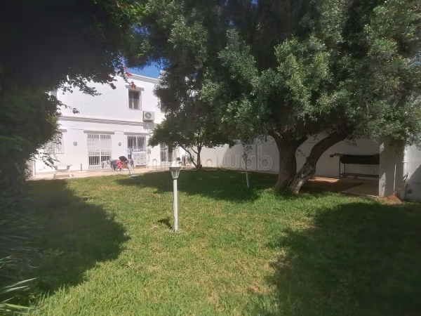 Villa with large garden in La Marsa