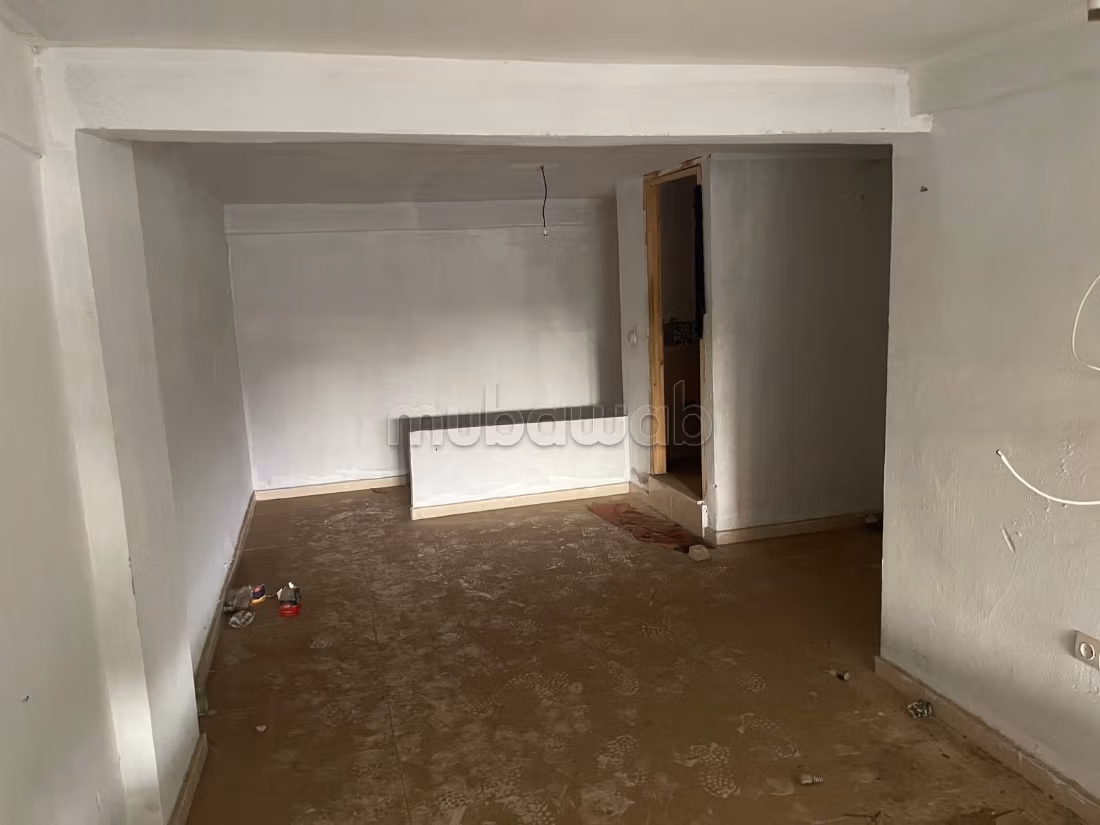 Offices & shops to rent. Small area 65 m². Robust door