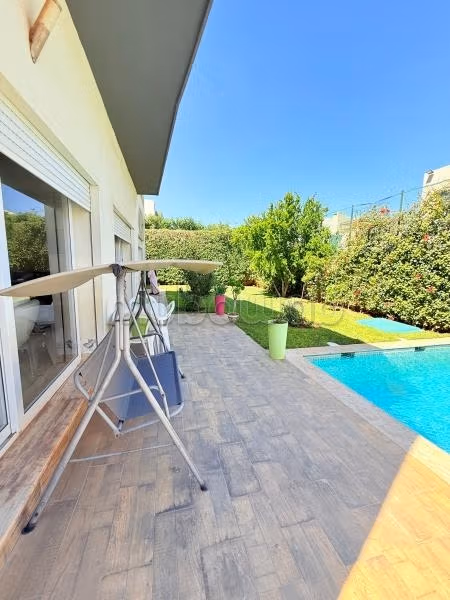 Villa isolée avec piscine à bouskoura