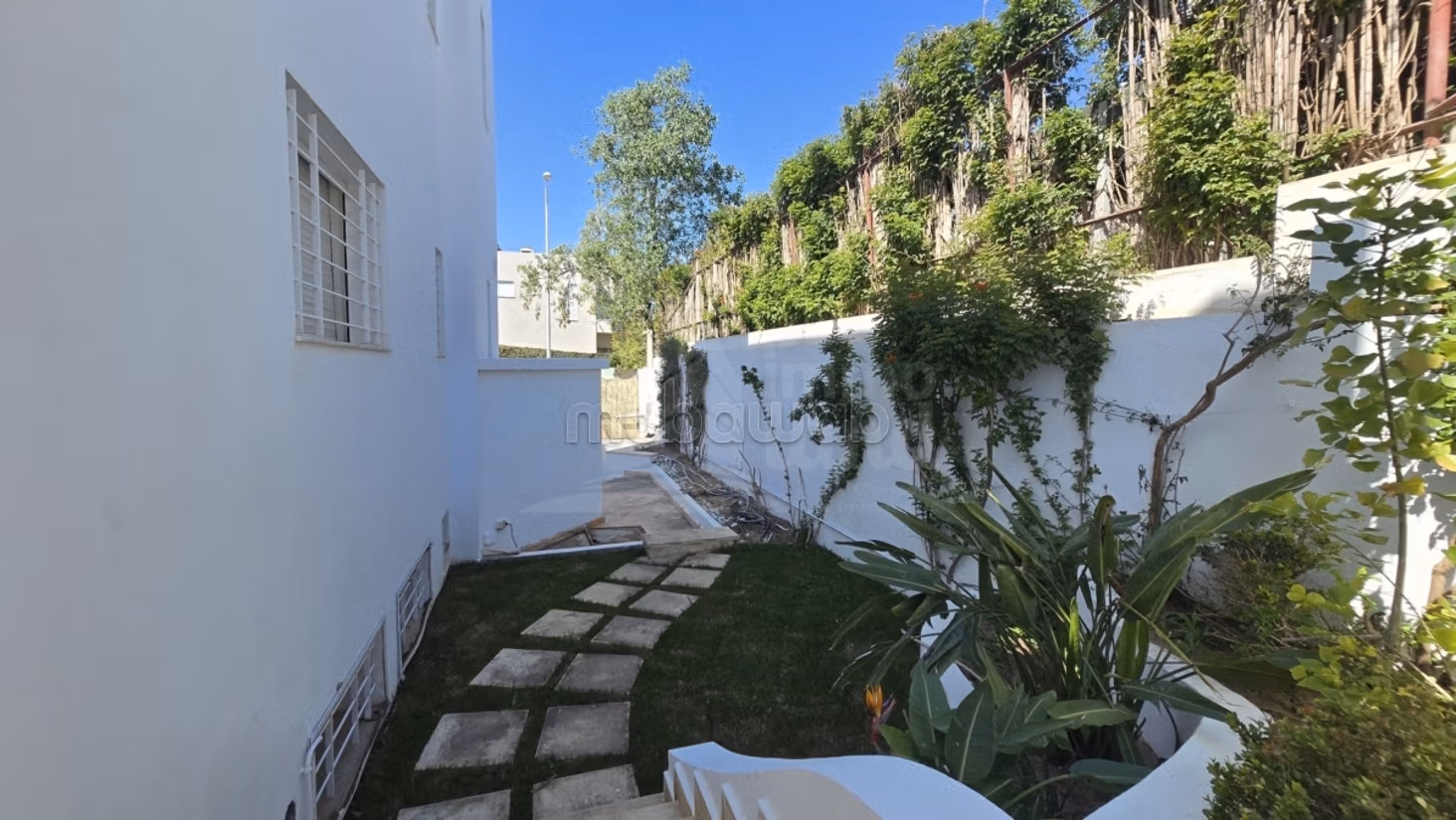 Villa su 2 livelli con piscina e giardino al Lago 2