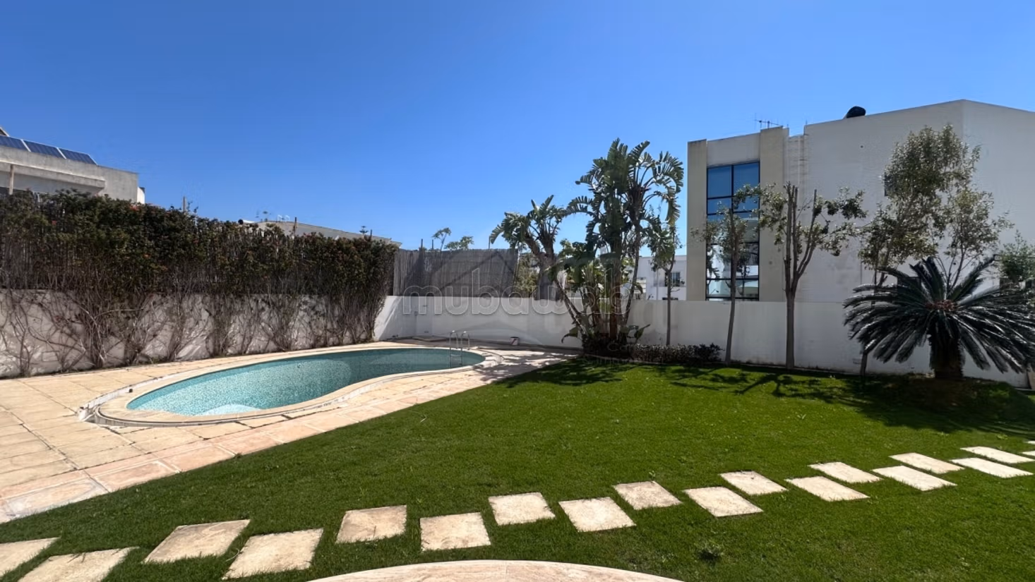Villa su 2 livelli con piscina e giardino al Lago 2