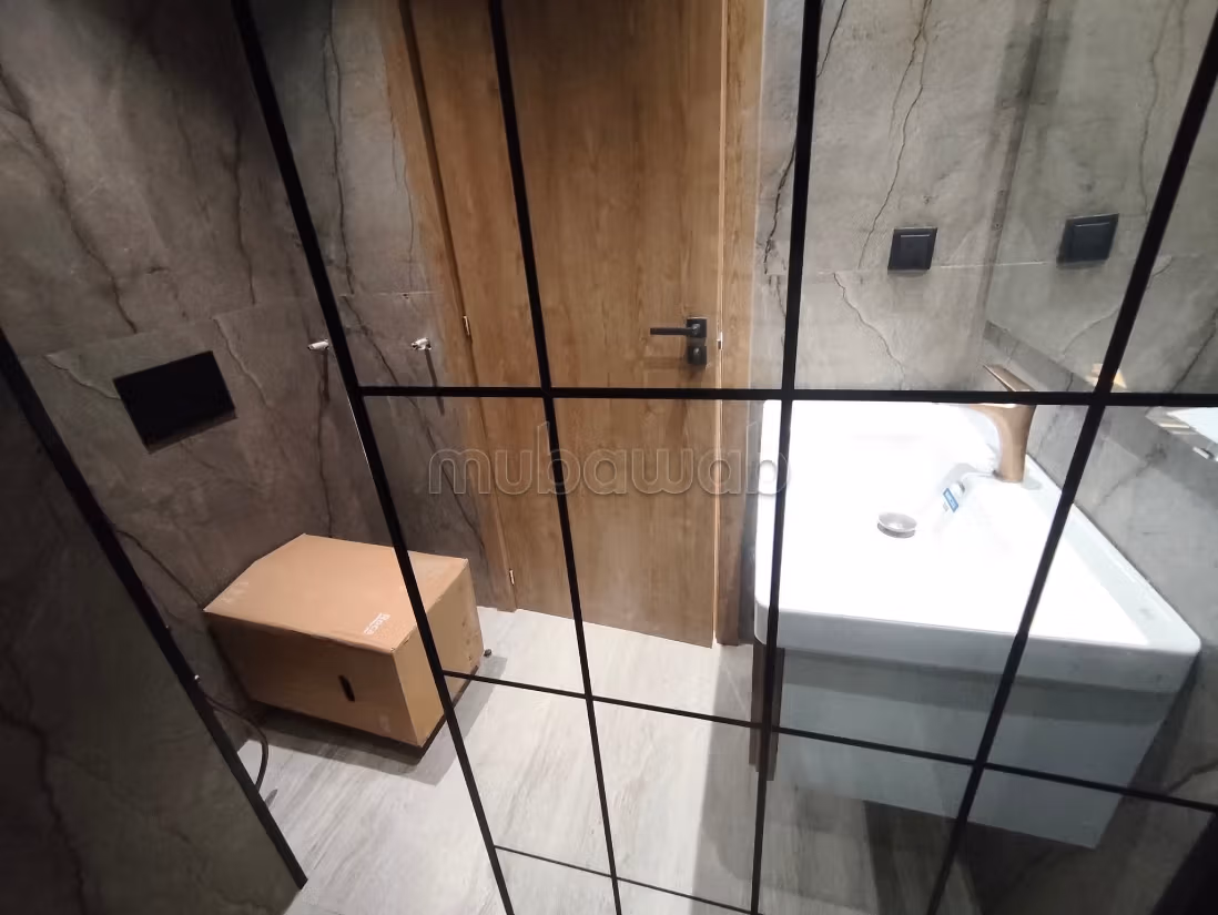 Location d'un appartement à Chotrana 1. Surface totale 57 m². Parking et jardin