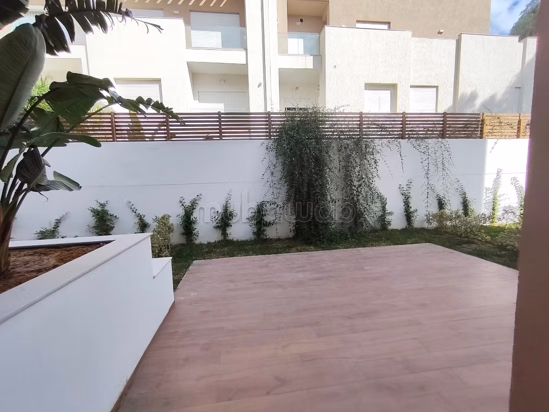 Location d'un appartement à Chotrana 1. Surface totale 57 m². Parking et jardin
