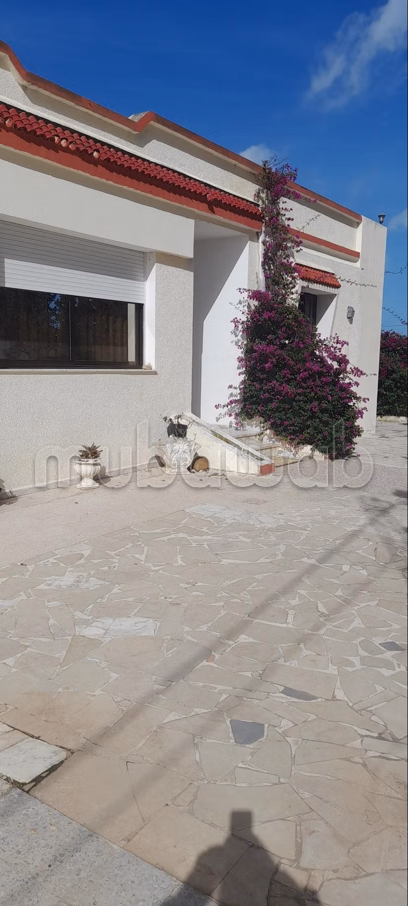 Magnifica villa in vendita a Mornag. 3 camere. Giardino e posto auto