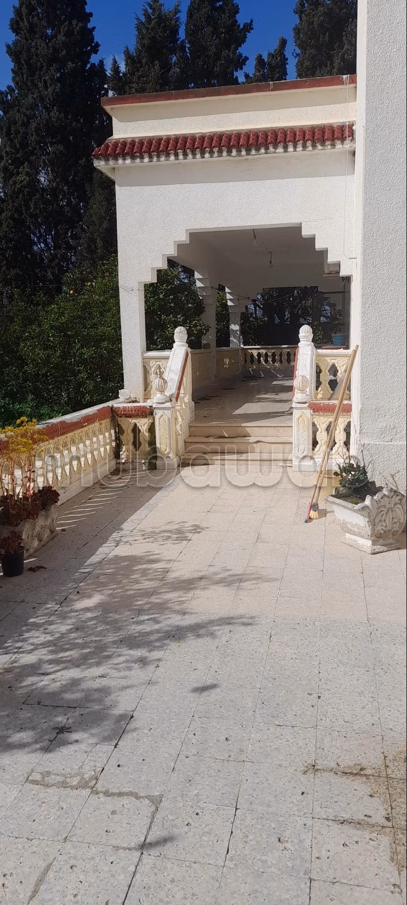 Magnifica villa in vendita a Mornag. 3 camere. Giardino e posto auto