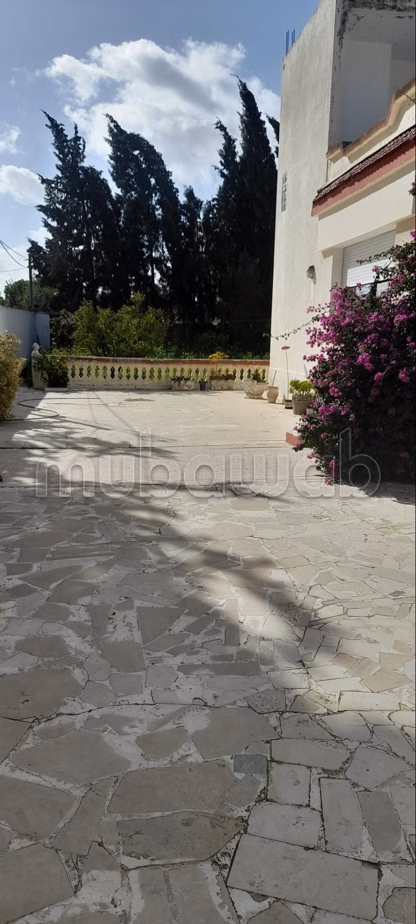 Magnifica villa in vendita a Mornag. 3 camere. Giardino e posto auto