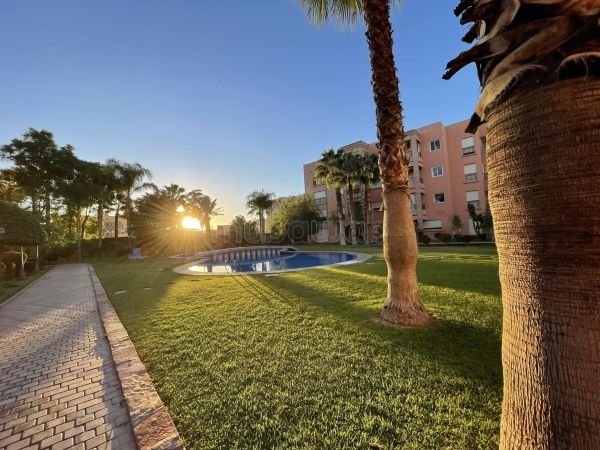 Appartamento vuoto con 2 camere in residence con piscina