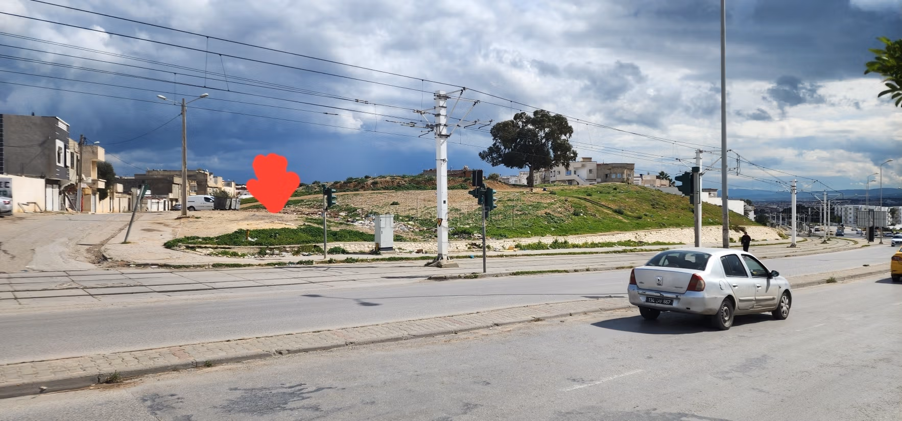 Terreno R2 nel quartiere Ibn Sina sulla strada principale