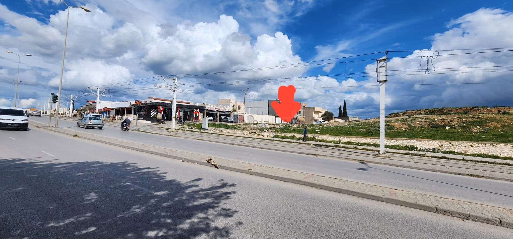 Terreno R2 nel quartiere Ibn Sina sulla strada principale