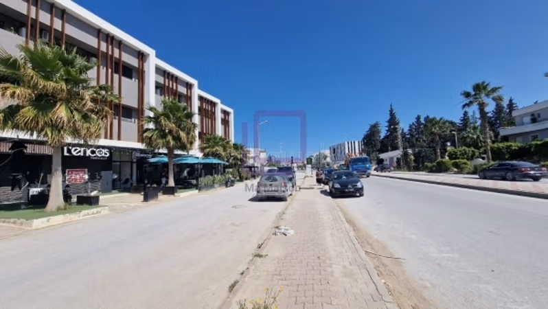 Un locale di 65m² a Chotrana 1