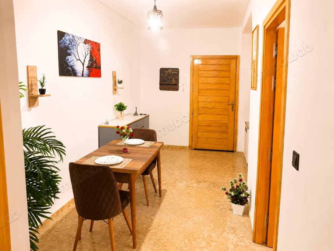 Appartamento arredato in affitto giornaliero. Migliore quartiere a Safi. Tranquillo e pulito con parcheggio privato sotto l'edificio e caffè davanti all'edificio.