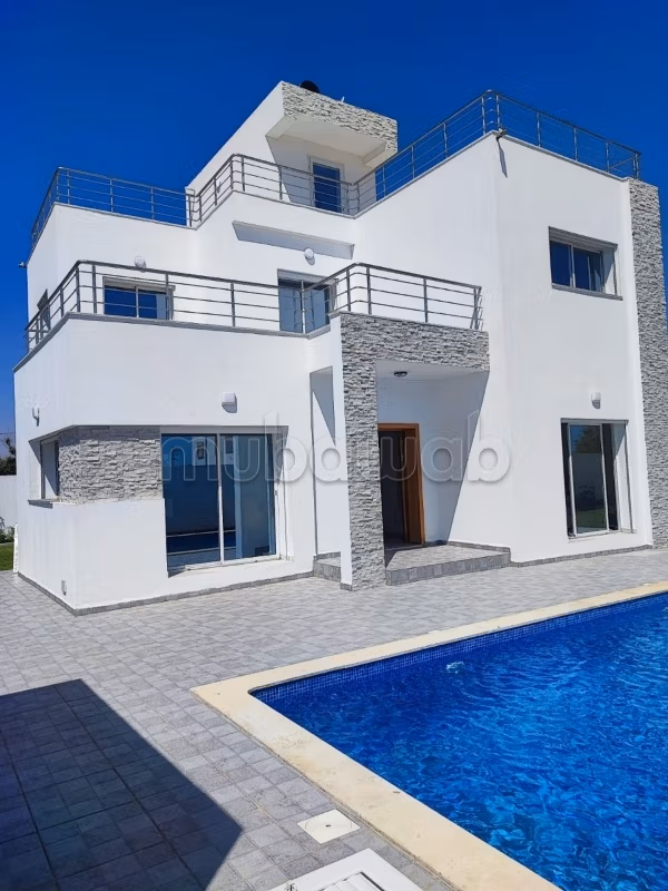 A villa with a swimming pool without facing neighbors in Djerba