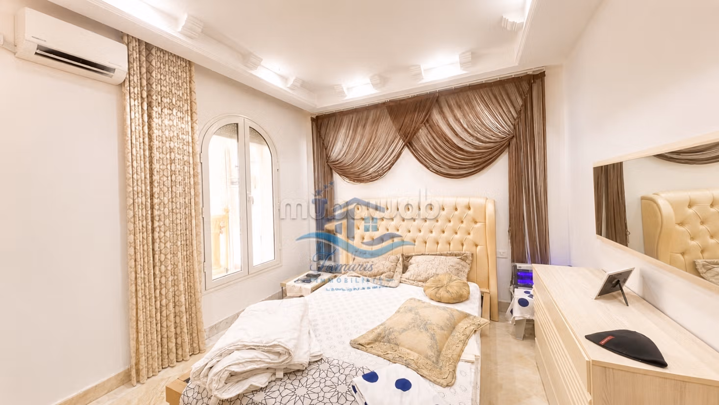 Magnifique villa à louer pour vos vacances. Surface totale 1 m². Cheminée et concierge