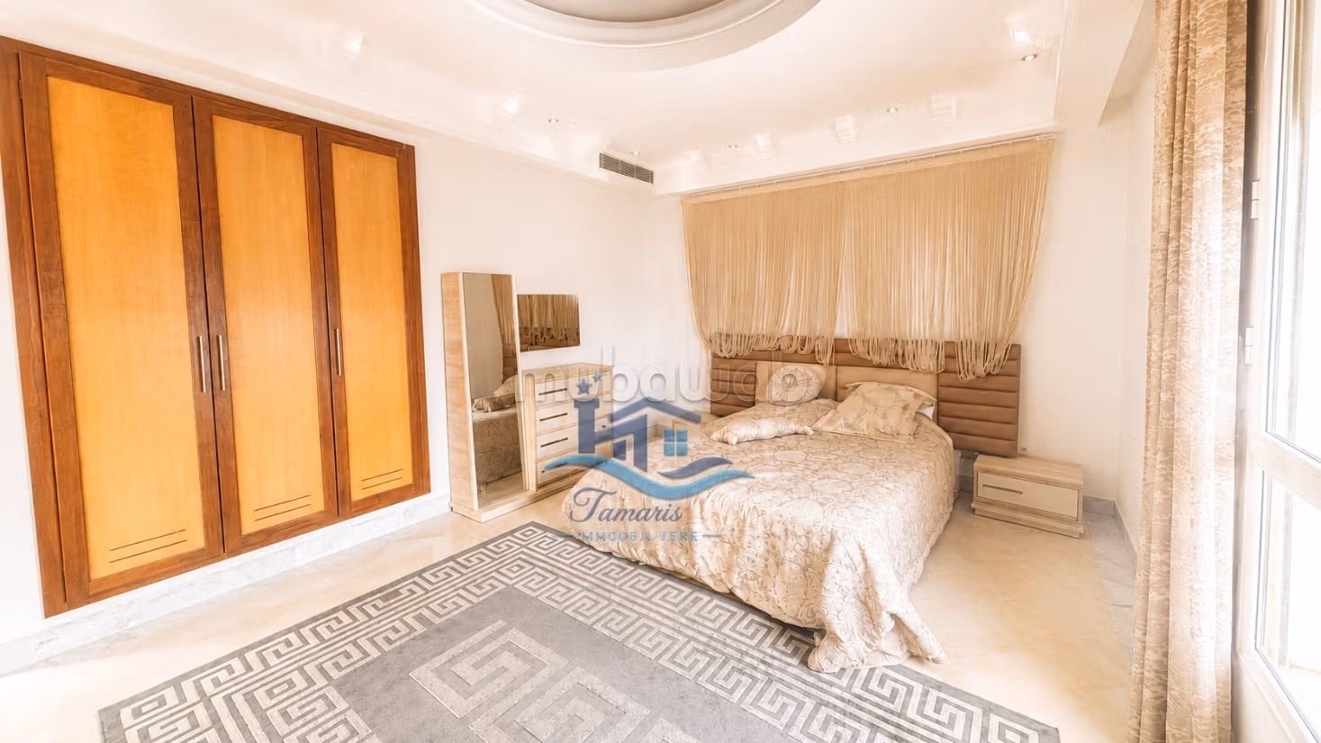 Magnifique villa à louer pour vos vacances. Surface totale 1 m². Cheminée et concierge