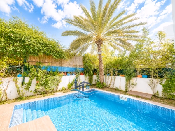 Magnifique villa à louer pour vos vacances. Surface totale 1 m². Cheminée et concierge