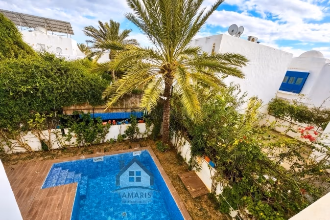 Magnifique villa à louer pour vos vacances. Surface totale 1 m². Cheminée et concierge