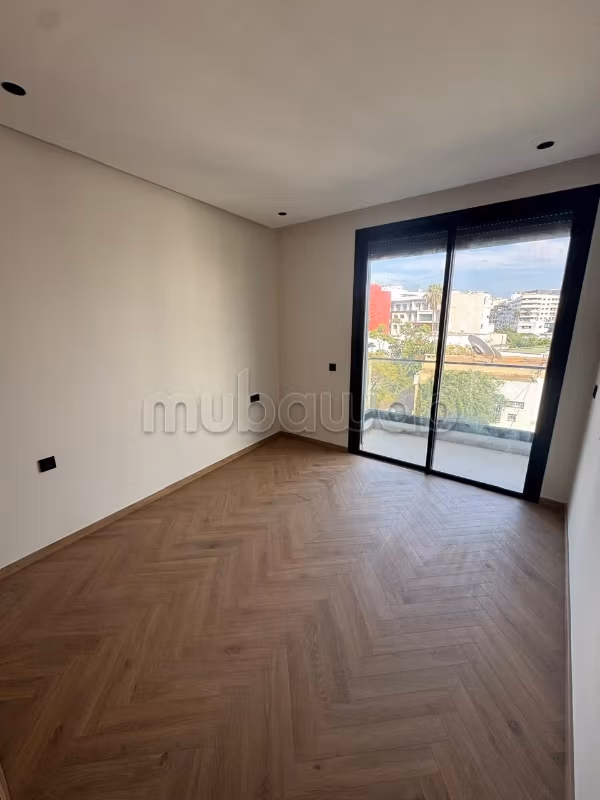 شقة رائعة للبيع بالوازيس. 1 قطعة. باب متين ومدفئة مركزية