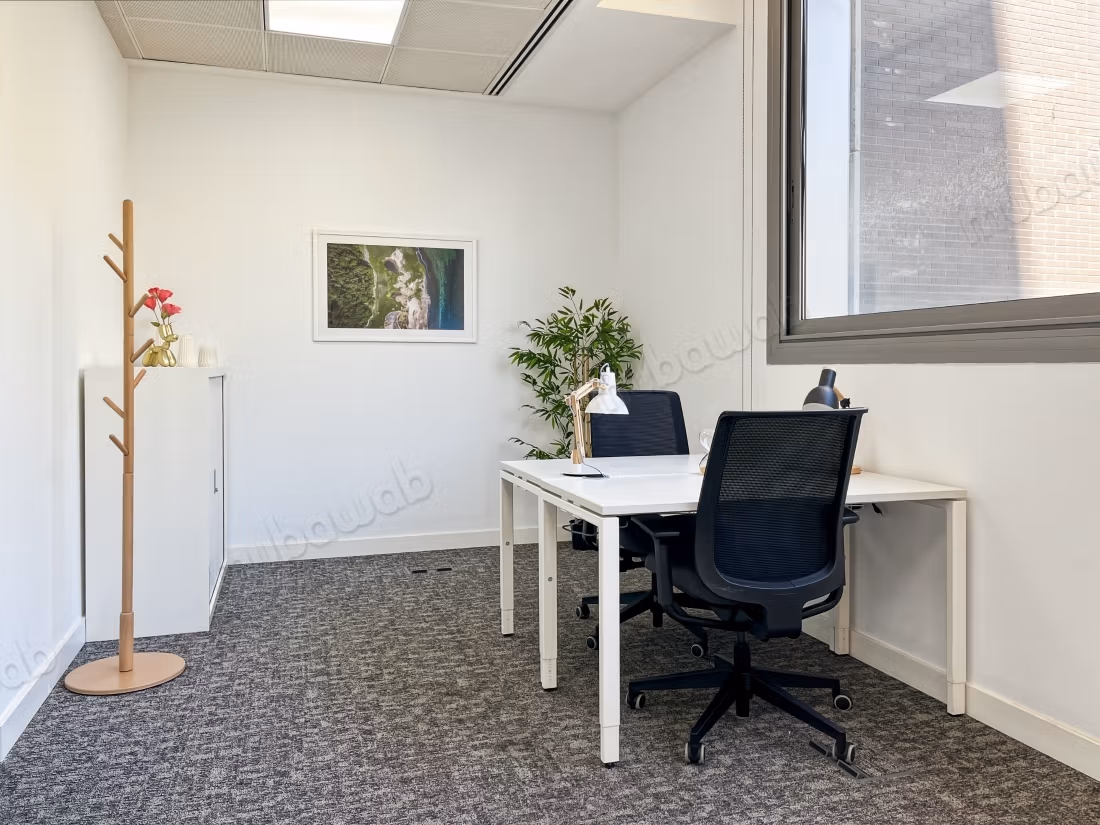 Offices for rent in Quartier du Parc. Area of 8 m². Double glazed windows and central heating