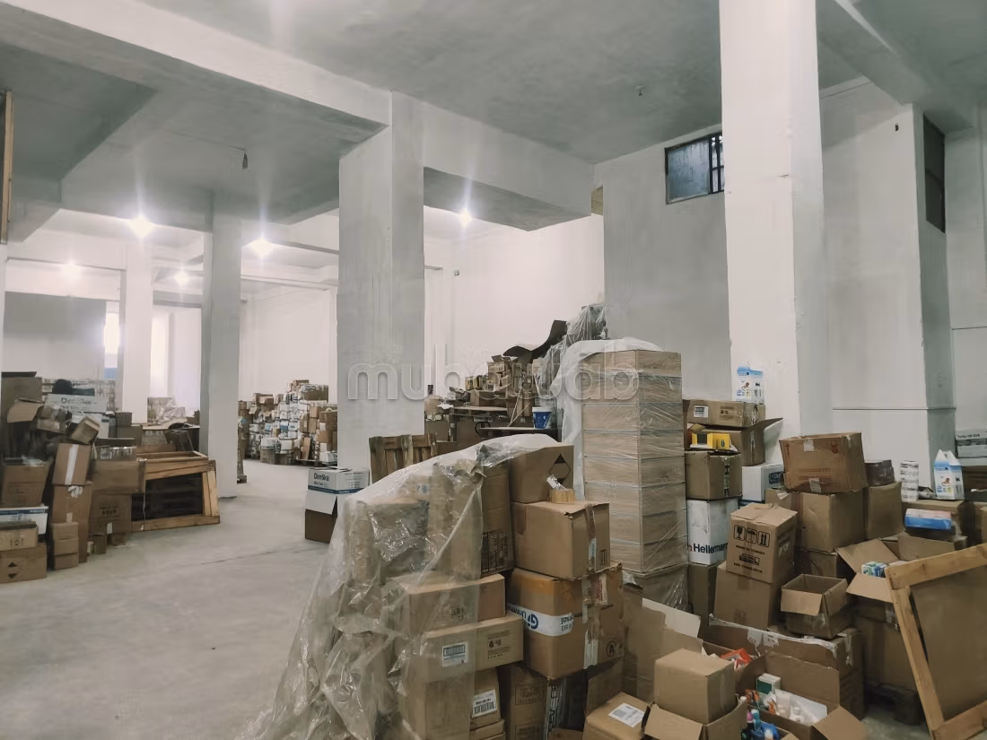 Local commercial à vendre à Les Hôpitaux.
Surface totale 858 m²