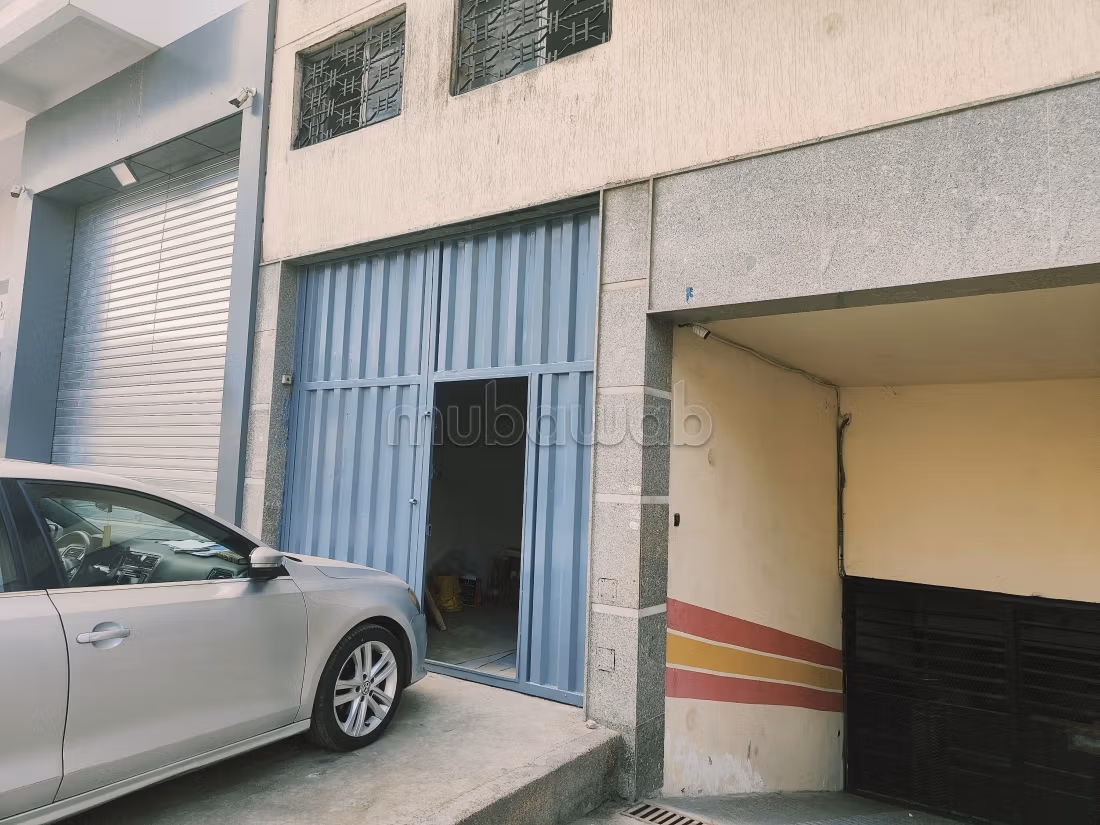 Local commercial à vendre à Les Hôpitaux.
Surface totale 858 m²
