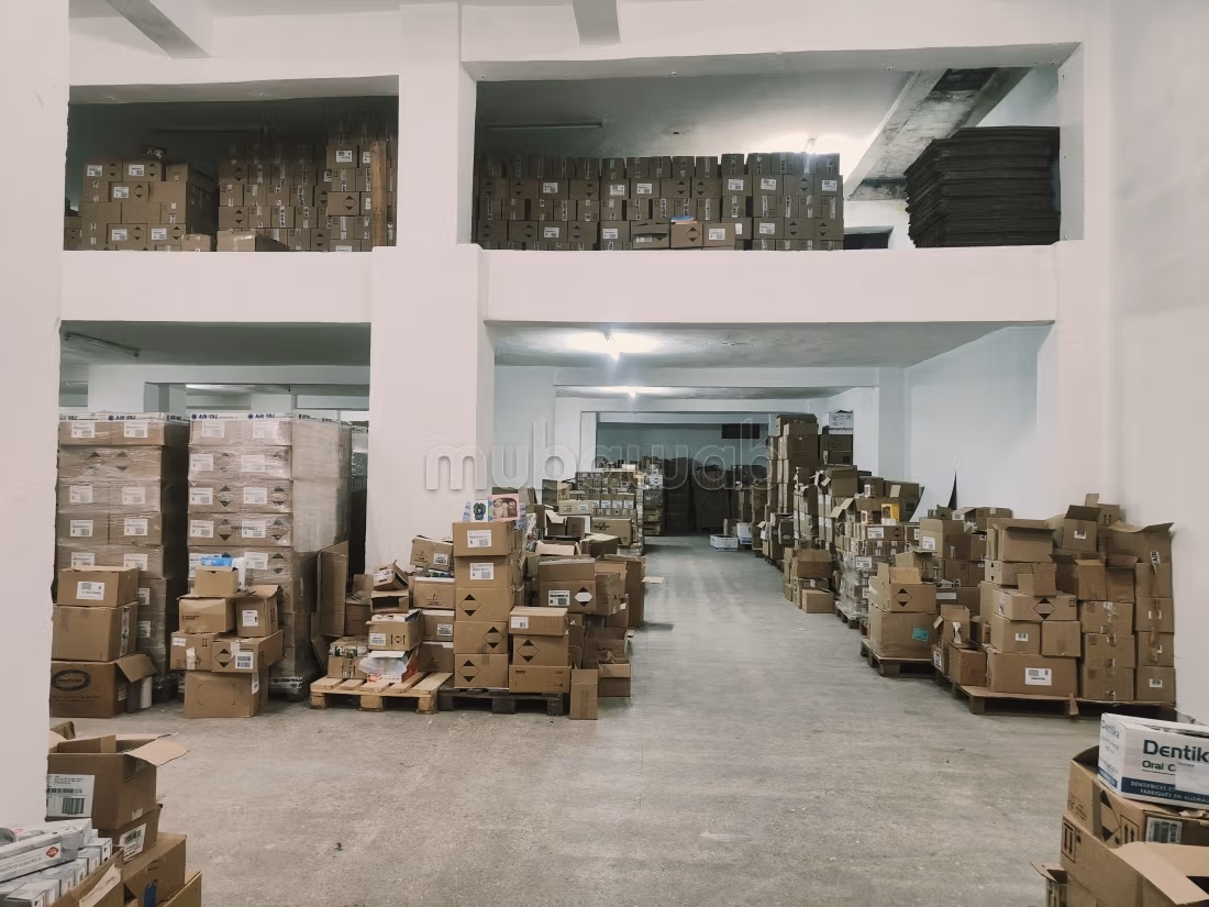 Local commercial à vendre à Les Hôpitaux.
Surface totale 858 m²
