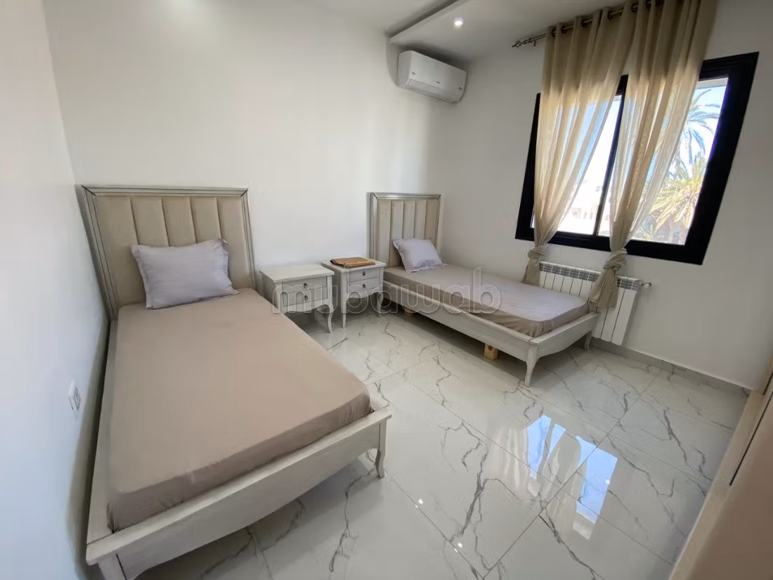 Villa avec à louer saisonnière à Djerba. 4 chambres. Bien meublé