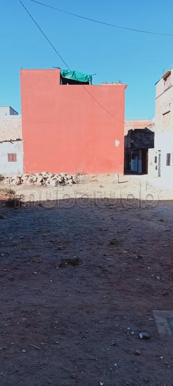 Beau terrain à la vente à Sidi Taibi.
Surface totale 120 m²