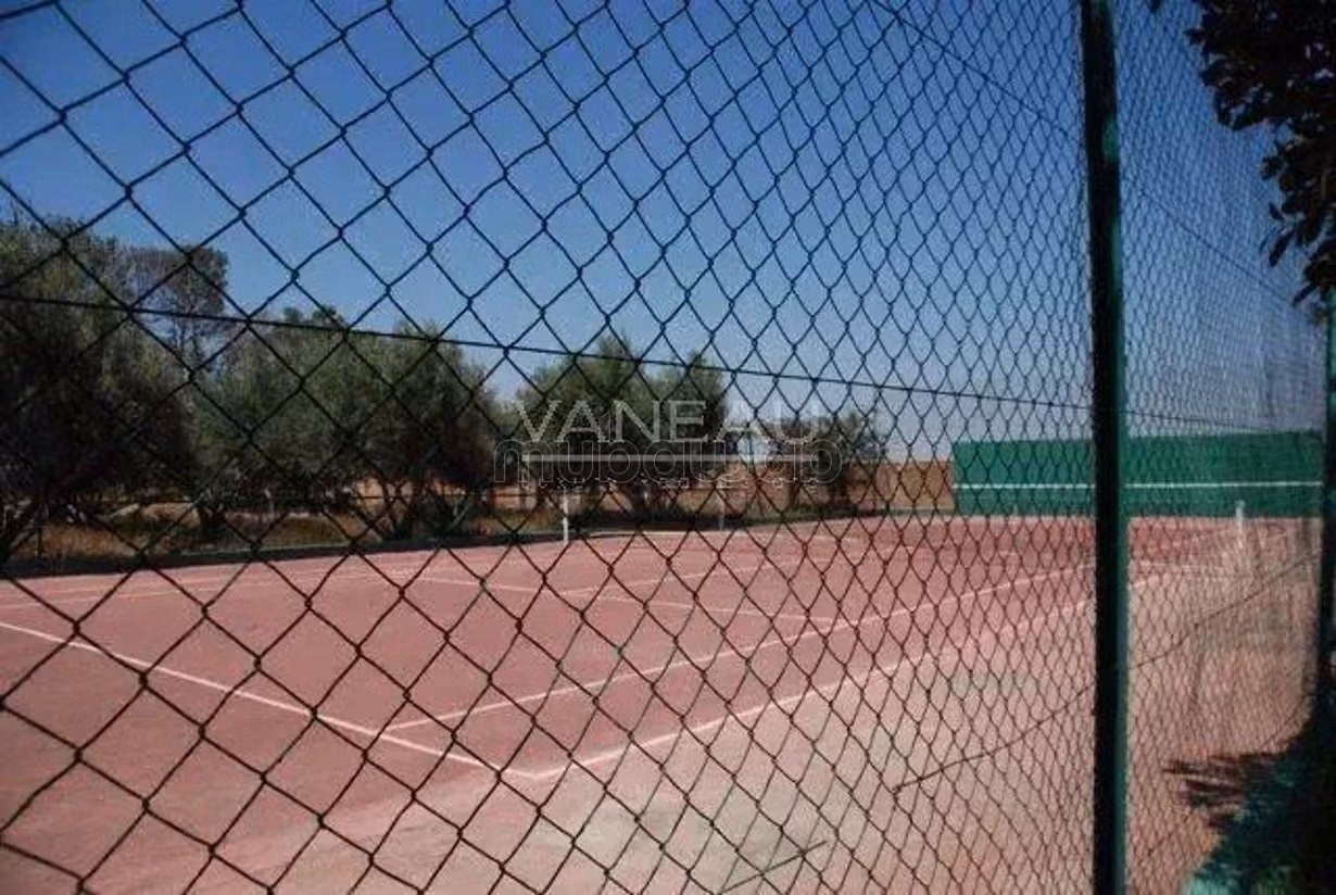 Terreno di 4,9 ettari con ville e piscina